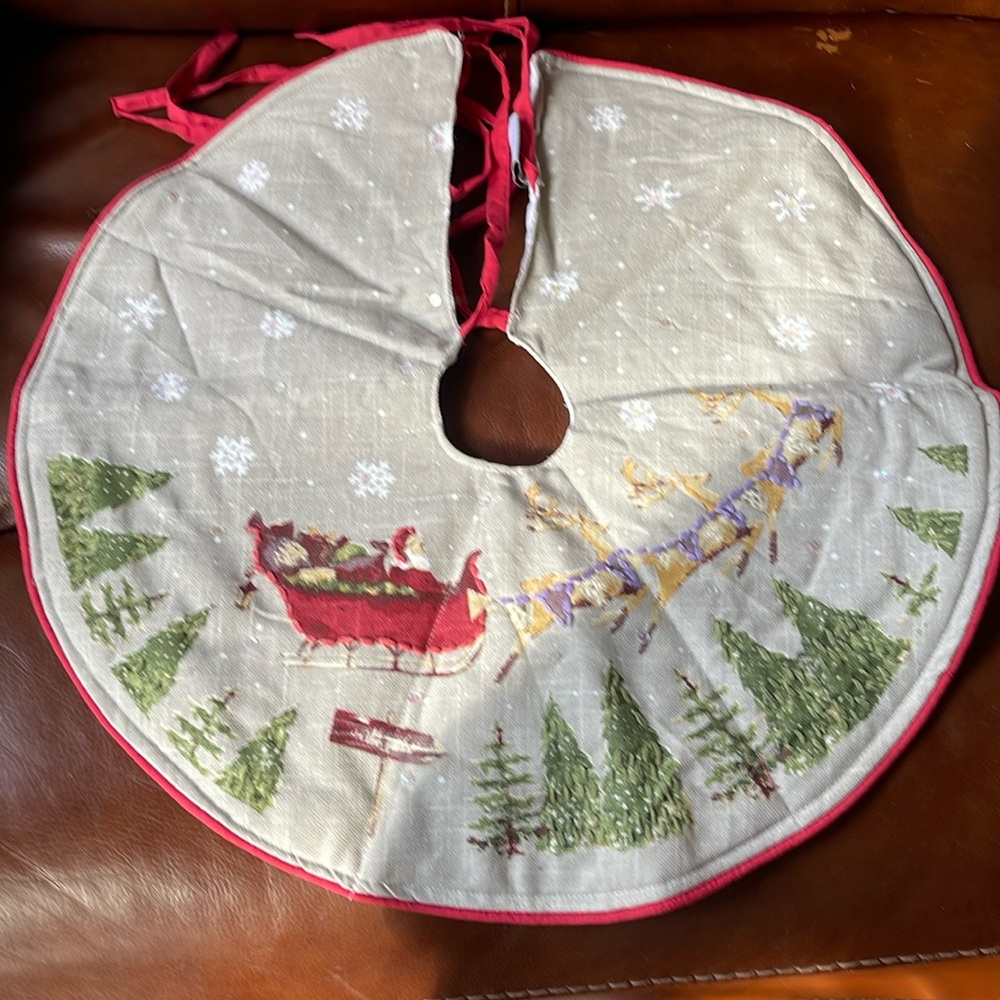Santa’s workshop Christmas tree skirt 100% cotton sequins 22 in diameter NWT
